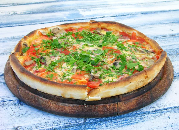 Pizza con salumi e verdure — Foto Stock