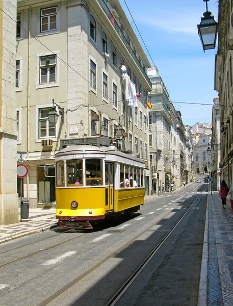 Старый жёлтый трамвай Лиссабона — стоковое фото