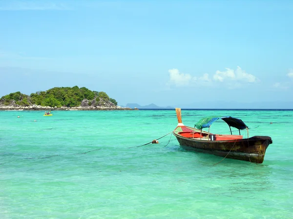 Barca a coda lunga nel mare delle Andamane — Foto Stock