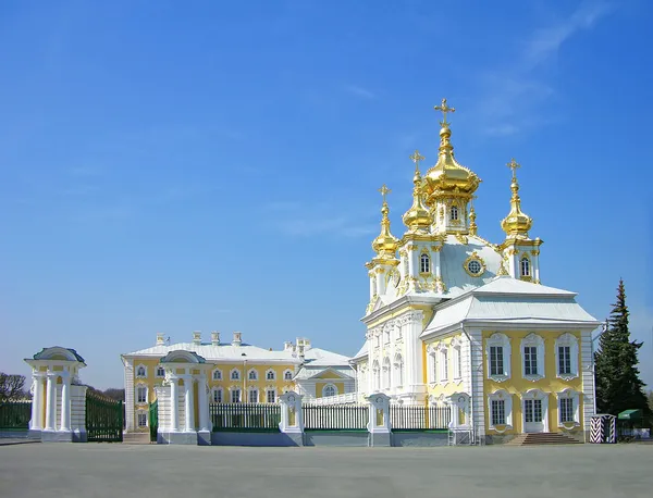 ペテルゴフで大きな宮殿の教会 — ストック写真