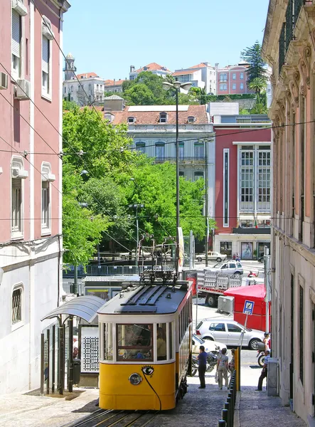Rua de Lisboa com um velho eléctrico amarelo — Fotografia de Stock