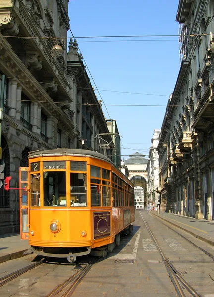 Milano eski turuncu tramvay — Stok fotoğraf
