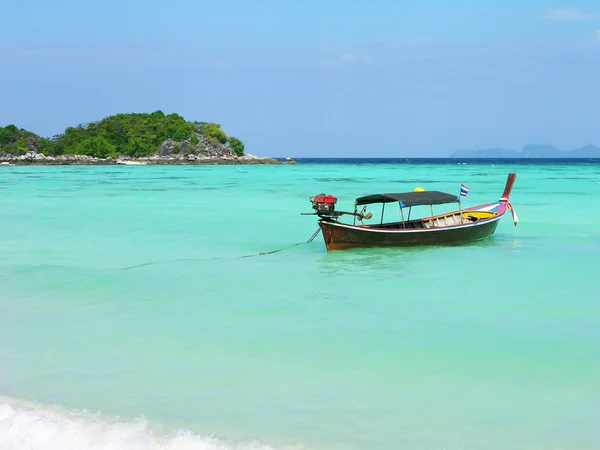 Bateau à queue longue dans la mer d'Andaman, Thaïlande — Photo