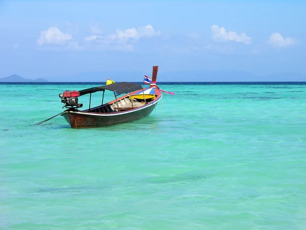 Barco de cola larga en el mar de Andamán — Foto de Stock
