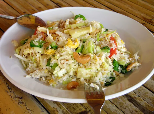 Жареный рис в тайском стиле — стоковое фото
