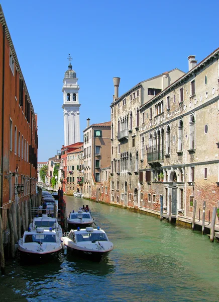 Channel and leaning tower, Venice — Stock Photo, Image