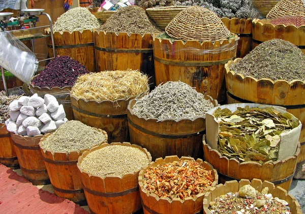 Secção de ervas e especiarias no mercado — Fotografia de Stock