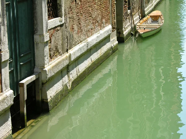 Typical water street in Venice — Stock Photo, Image