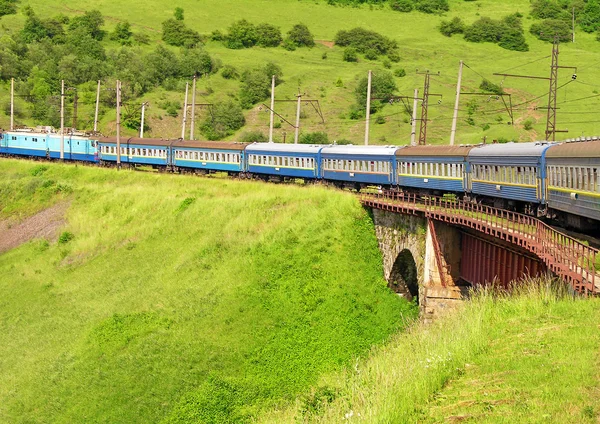 火车在喀尔巴阡山中 — 图库照片