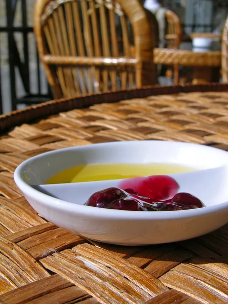Тарелка с джемом и медом — стоковое фото