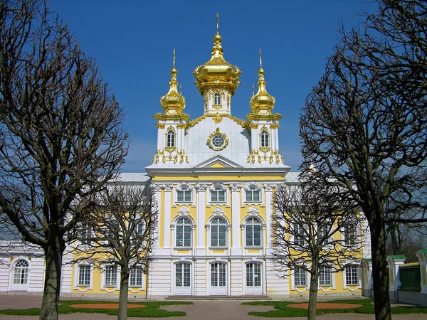 大きな宮殿、ペテルゴフ、ロシアの教会 — ストック写真