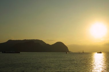 andaman Denizi kıyısında günbatımı