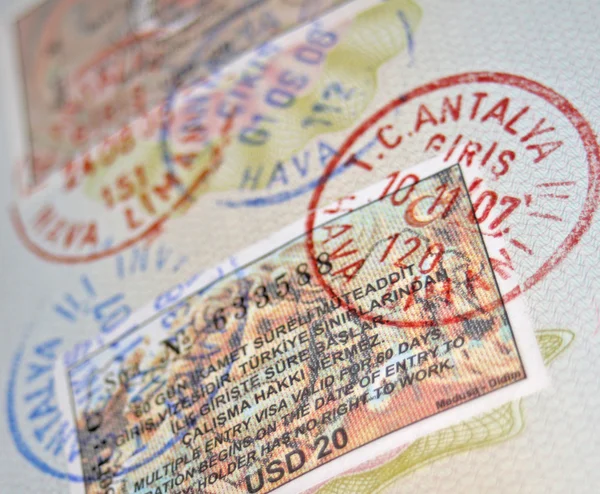 Паспорт с турецкими визами и штампами — стоковое фото