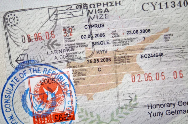 Паспорт с кипрской визой и штампами — стоковое фото