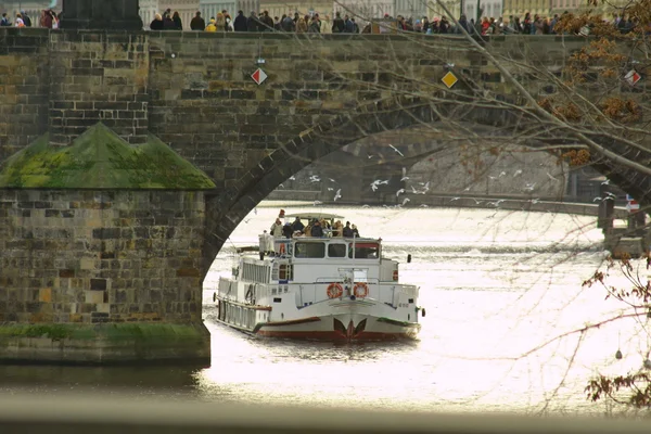 Idegenforgalmi csónakot a Károly-híd alatt — Stock Fotó