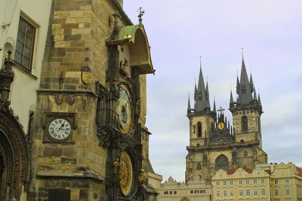 Altes Rathaus und Kathedrale von Tyn, Prag — Stockfoto