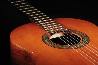 karanlık bir backgro karşı altı dize gitar