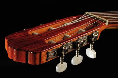 karanlık bir backgro karşı altı dize gitar