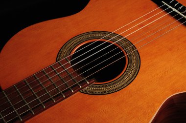 karanlık bir backgro karşı altı dize gitar