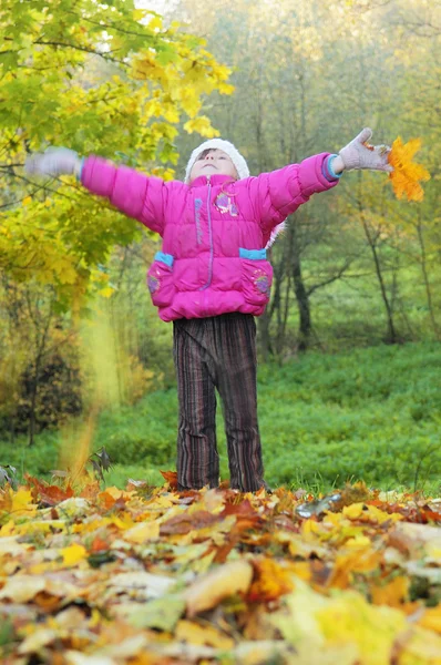 Crianças em passeio de outono — Fotografia de Stock