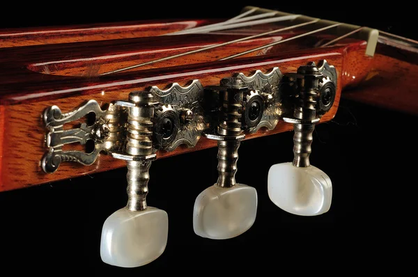 Guitarra de seis cordas contra um backgro escuro — Fotografia de Stock