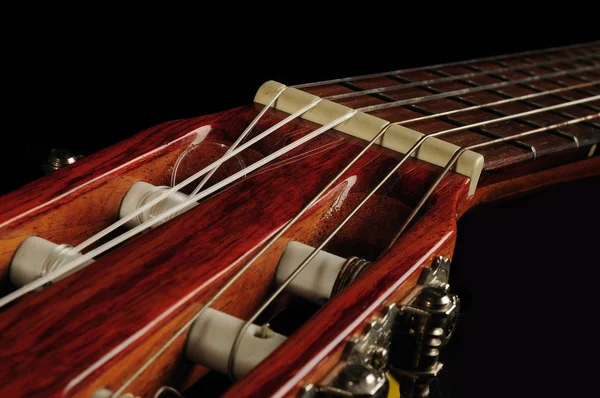 Sex strängad gitarr mot en mörk backgro — Stockfoto