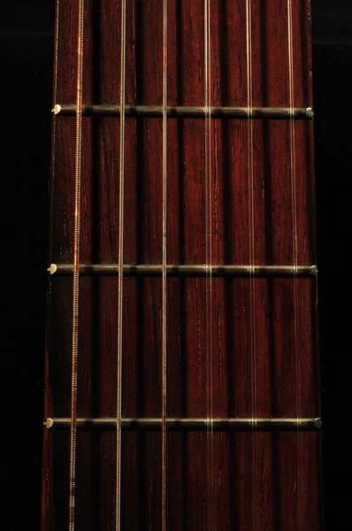 Sechssaitige Gitarre vor dunklem Backgro — Stockfoto