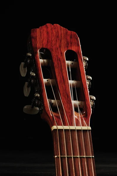 Šesti strunná kytara proti temné backgro — Stock fotografie
