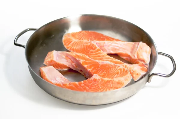 Dos trozos de pescado rojo se fríen en freír — Foto de Stock
