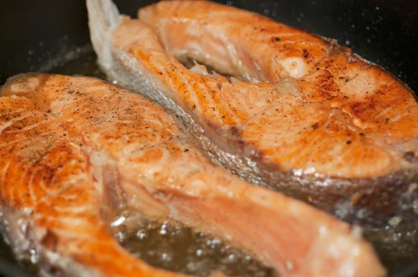 Zharennaja humpback salmon in a frying p — Stock Photo, Image