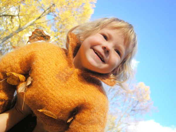 Çocuk sonbahar yürüyüş — Stok fotoğraf