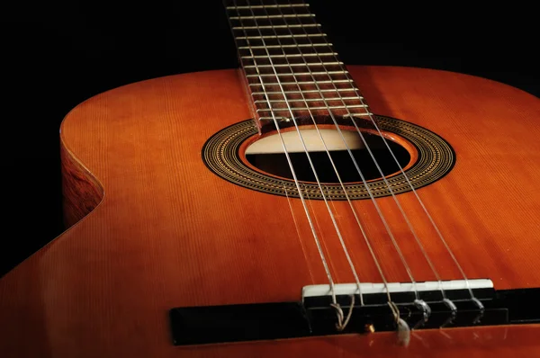 Guitarra de seis cuerdas contra un backgro oscuro Imágenes de stock libres de derechos
