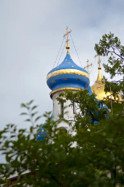 Православний храм проти хмарного неба — стокове фото