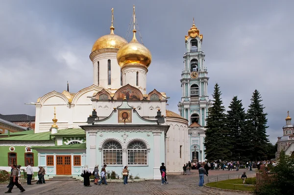 Ortodoxa tempel mot den molnig himmel — Stockfoto