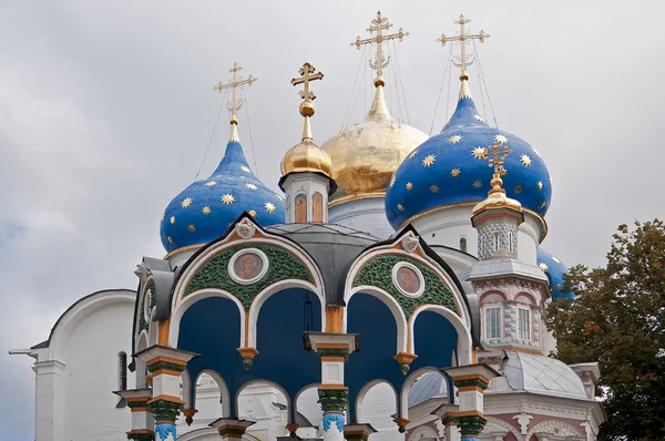Ortodox templom, a felhős ég ellen — Stock Fotó