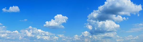 Mavi gökyüzü panorama — Stok fotoğraf