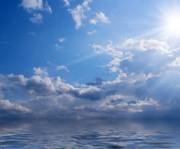 Sol, nubes y mar — Foto de Stock