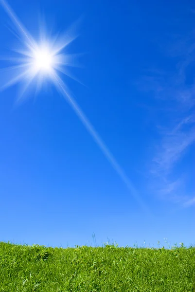 निळ्या आकाशात सूर्य — स्टॉक फोटो, इमेज