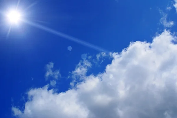 Sol i blå himmel — Stockfoto