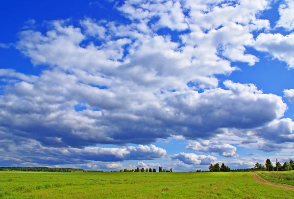 Літній хмарний вид — стокове фото