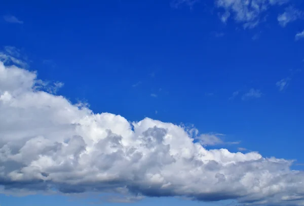 Bulutlu gökyüzü bir — Stok fotoğraf