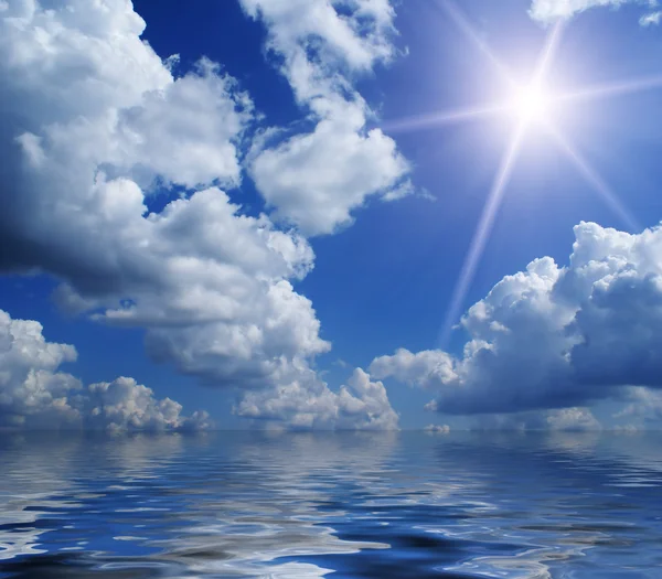 Sol, nubes y mar a — Foto de Stock