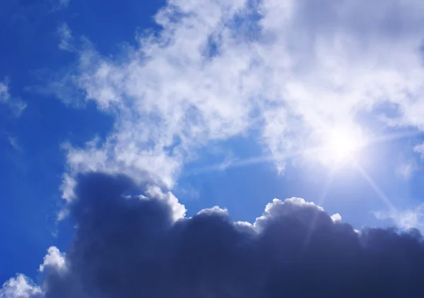 雲、空と太陽 — ストック写真