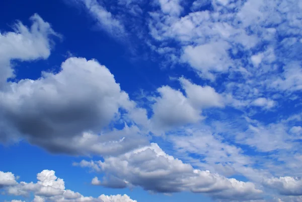 Ciel bleu nuageux — Photo