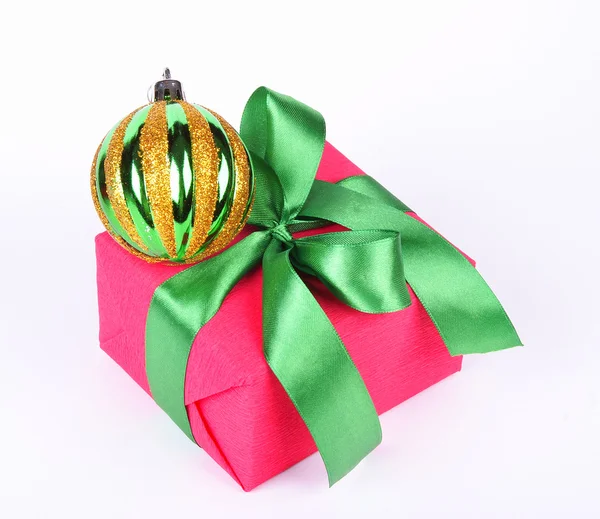 Geschenk box en Kerstmis bal — Stockfoto