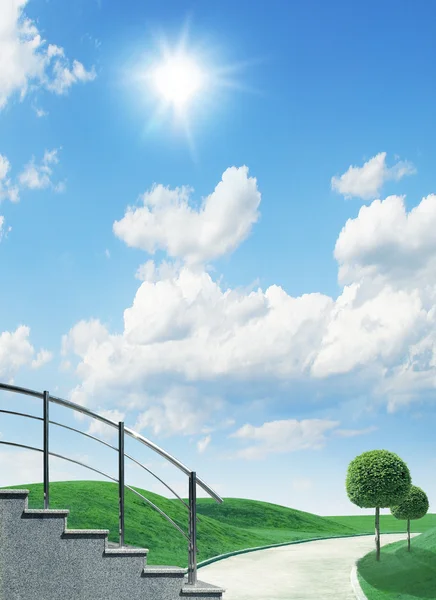 Πράσινη λεωφόρο για μπλε ουρανό, κάτω από τον ήλιο. — Φωτογραφία Αρχείου