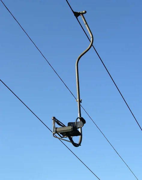 Sandalye-lift ve mavi gökyüzü — Stok fotoğraf