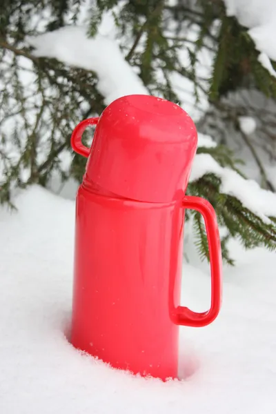 雪の吹きだまりに魔法瓶 — ストック写真