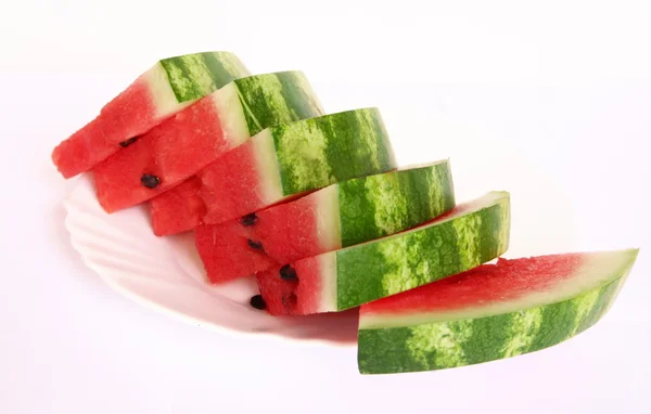 Skivor av saftiga vattenmelon serveras på en w — Stockfoto