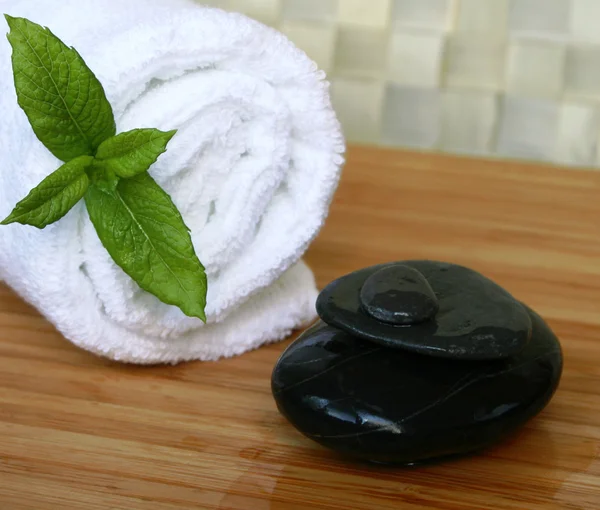 Composición del spa con piedras negras — Foto de Stock